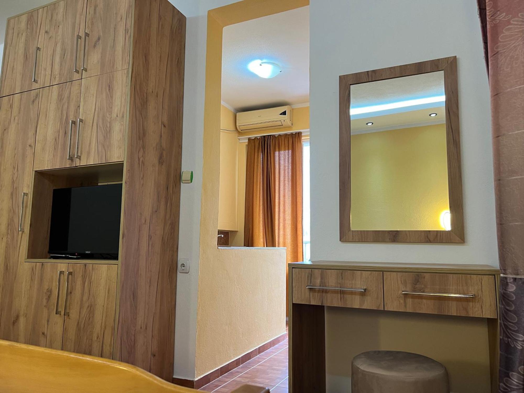 Apartments Fat E Jet - Pool & Breakfast Ulcinj Bagian luar foto