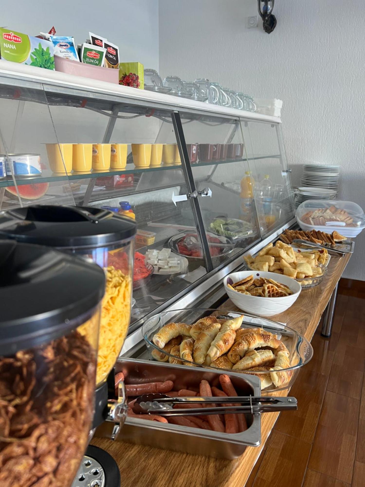 Apartments Fat E Jet - Pool & Breakfast Ulcinj Bagian luar foto
